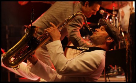 Saxophoniste en live pendant la soirée